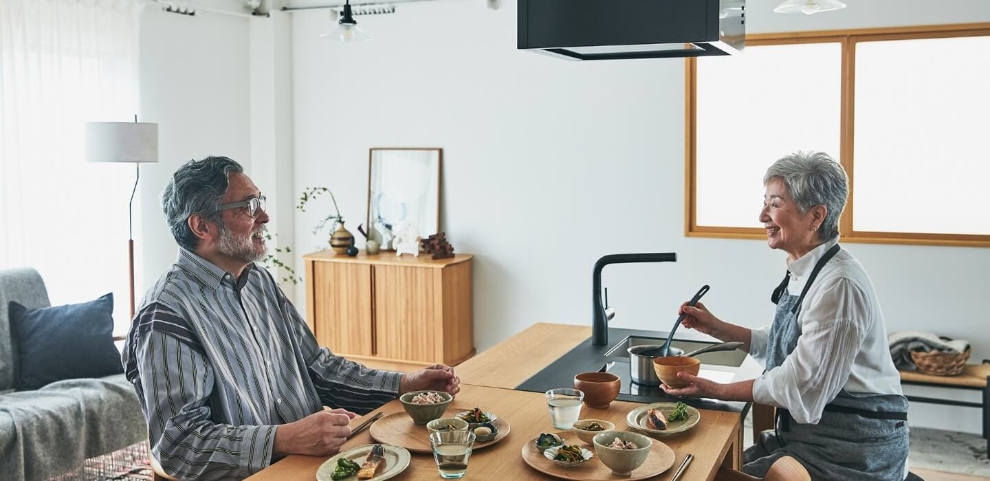 ロータイプのHIROMAで食事をするシニア夫婦の写真