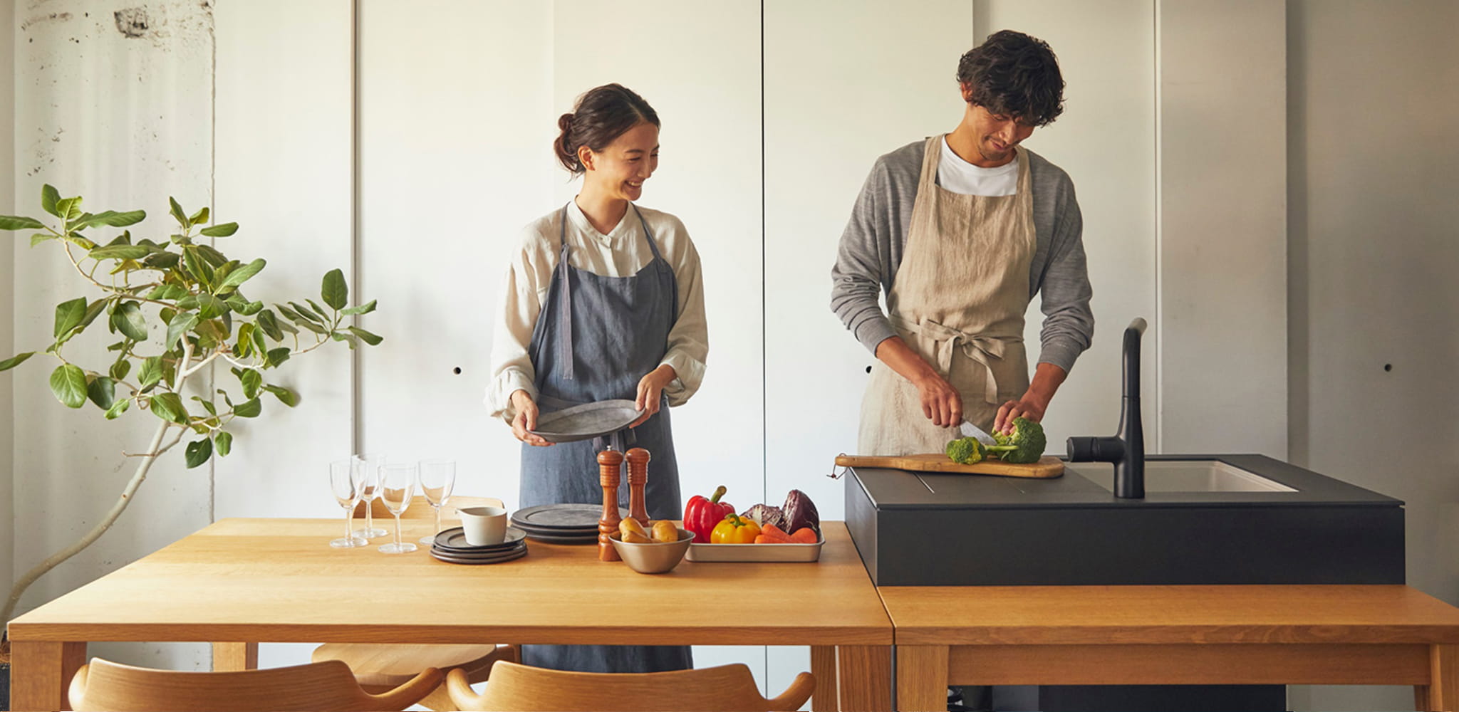 HIROMAで料理を作る夫婦の写真