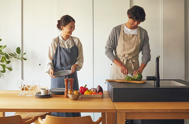 HIROMAで料理を作る夫婦の写真
